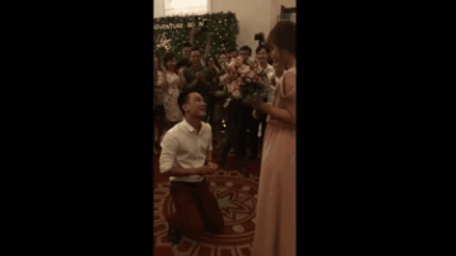 Clip mượn hoa cô dâu trong lễ cưới cầu hôn bạn gái gây sốt vì quá dễ thương Ảnh 2