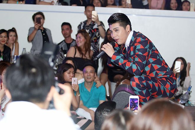 Nam ca sĩ hát trên 15 ca khúc cũ và mới và đều được các khán giả thuộc hát theo.