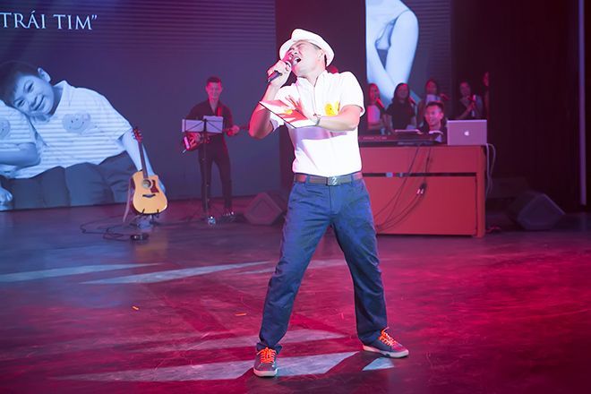 Đồng hành với ca sĩ Ngọc Anh 3A trong vai trò dẫn dắt câu chuyện của đêm nhạc là NSƯT Xuân Bắc.