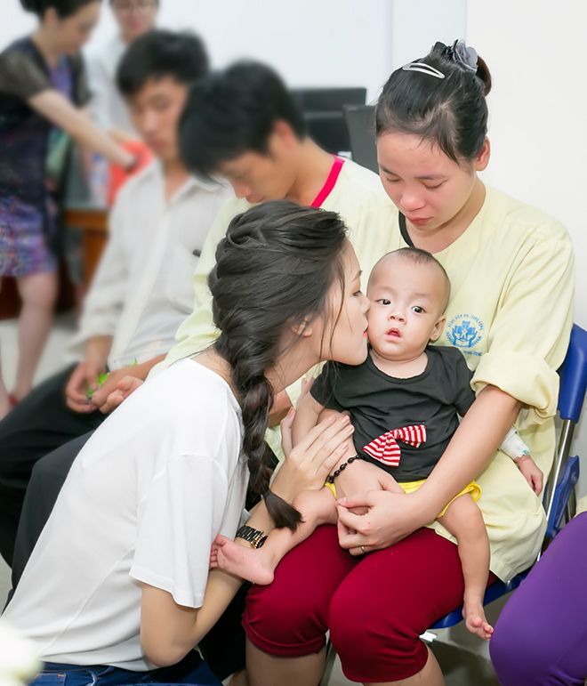 Thùy Dung cho biết: “Tôi không kìm được nước mắt, vì hầu hết các em nhỏ đến từ những vùng miền rất xa và phải điều trị dài ngày tại bệnh viện nhi. Cuộc sống khó khăn và sự vất vả của cha mẹ các em khiến cơ hội chữa bệnh của các em nhỏ cũng mong manh hơn. Tôi muốn mọi người cùng chung tay giúp đỡ những cảnh ngộ đáng thương này”.