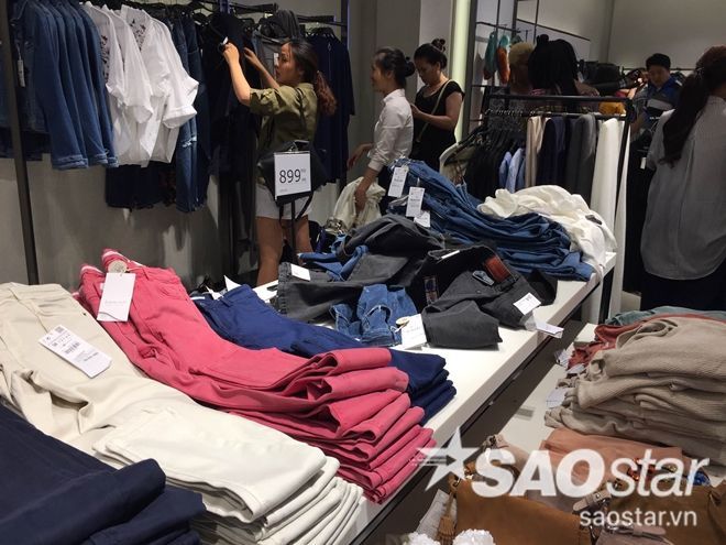 Thay vì là các hàng xếp quần theo size ngăn nắp như góc trái thì phía bên phải đã bị bới tung lên bởi những người tới đây mua hàng.