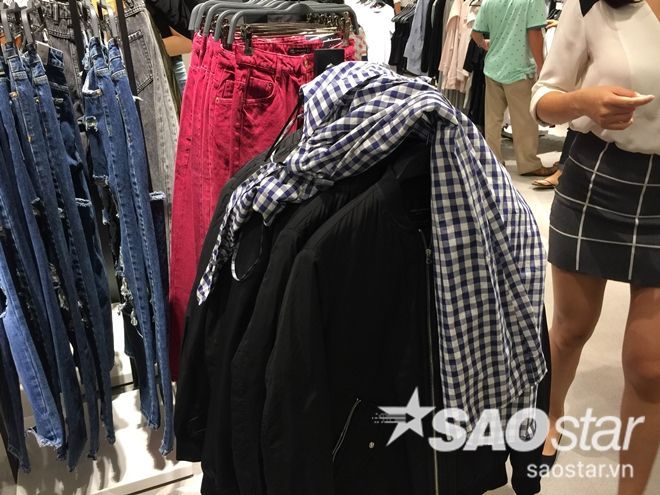Không cần biết là giá treo đồ của sản phẩm loại gì, cứ tiện tay là móc vào thôi!