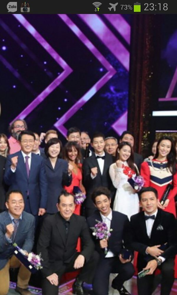 Bên cạnh đó, không ít người hâm mộ sung sướng phát hiện ra Nhã Phương còn được đứng cạnh "Đại Boss" Song Joong Ki trong lễ trao giải.