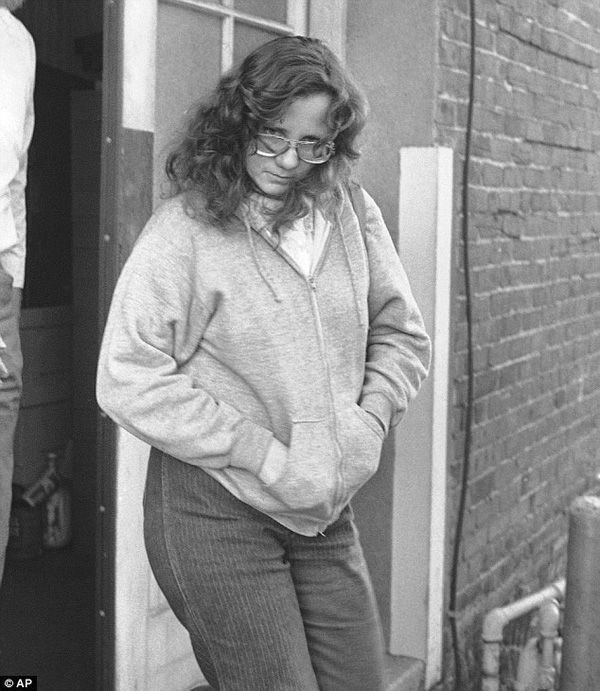 Người vợ Janice quyết định sửa chữa lỗi làm, giải cứu nạn nhân.