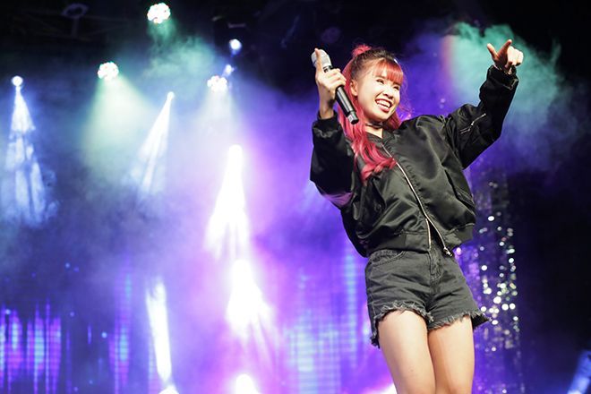 Không chỉ vậy, sự xuất hiện bất ngờ của “bạn gái tin đồn” Khởi My đã khiến cả hội trường càng thêm phấn khích.