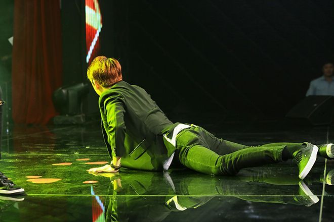 Không còn một ca sĩ hình ảnh đẹp và hoàn mỹ nhất, Kelvin Khánh "quậy" hết cỡ trên sân khấu.