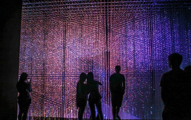 Nơi đây đang phô diễn tác phẩm Crystal Universal thuộc triển lãm Future World: Where art meets science. Đông đảo du khách tìm đến chiêm ngưỡng, nên sự kiện kéo dài hàng tháng trời.