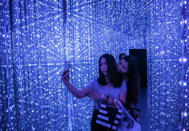 Những màu sắc sặc sỡ được thay đổi theo từng giai điệu của âm nhạc, tạo nên một bản nhạc rất thú vị.