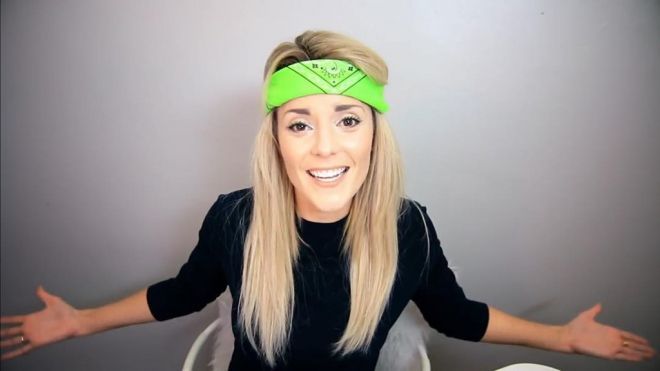 13. Grace Helbig: Grace nổi tiếng với những video về thời trang và làm đẹp. Hiện nay, cô hướng đến những chủ đề đa dạng hơn như cách làm bánh, lựa chọn trang phục thảm đỏ… Cô gái người Mỹ cũng tham gia khá nhiều chương trình truyền hình, đồng thời là nữ diễn viên kiêm tác giả tài năng.