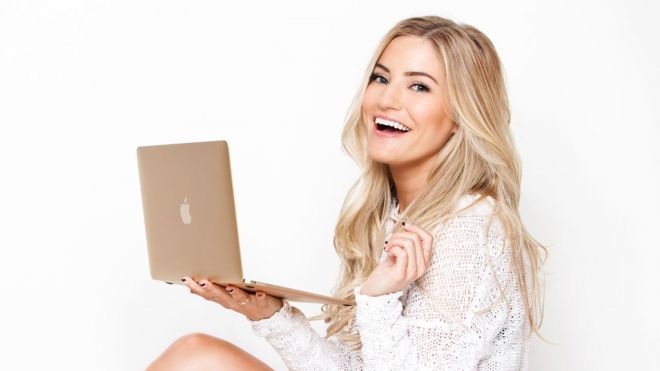 2. iJustine: Phần lớn video của Justine đều liên quan đến công nghệ, đặc biệt là các sản phẩm của Apple. Cô sở hữu đầy đủ các loại Macbook, iMac, iPhone, iPad. Tình yêu dành cho thiết bị công nghệ và game giúp cô trở nên nổi bật và cá tính trong bối cảnh không nhiều YouTuber nữ quan tâm đến lĩnh vực này.
