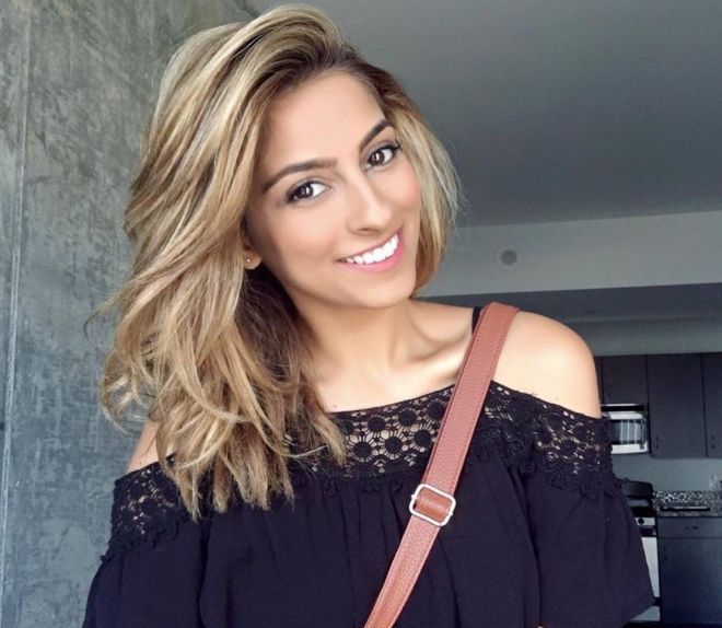 3. Simmi Singh: Mới làm vlog được khoảng một năm song Simmi nhanh chóng trở thành gương mặt nổi bật trên YouTube. Từng làm trợ lý cho fouseyTube nên cô biết cách tạo ấn tượng với người xem khi xây dựng kênh riêng. Simmi thường làm những vlog hàng ngày, dựng tiểu phẩm hoặc thực hiện thử thách cùng các YouTuber nổi tiếng khác.