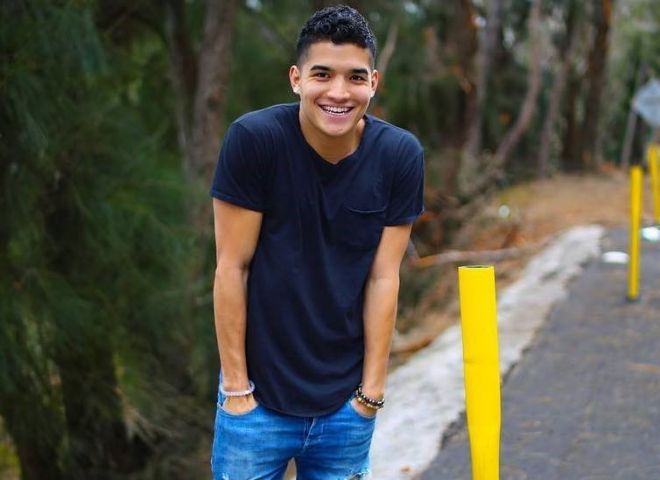 5. Alex Wassabi: 9X thu hút người xem bằng các video gây cười theo cách tự nhiên. Anh thường nói về những điều tích cực và hạn chế xung đột. Alex hiện hẹn hò cùng YouTuber xinh đẹp Lauren. Cùng sở hữu khiếu hài hước nên mỗi lần quay video chung, cặp đôi đều khiến người xem thích thú bởi sự đáng yêu và lém lỉnh.