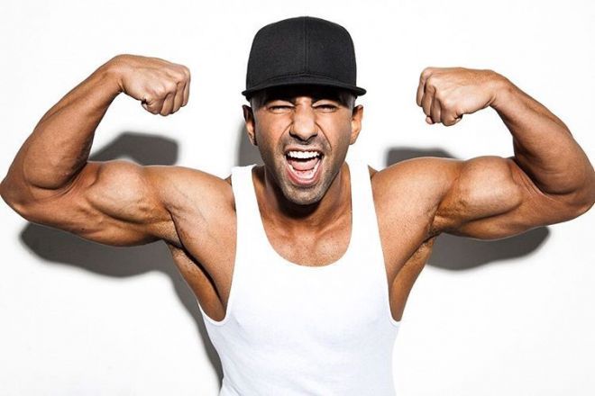 8. Yousef Erakat: Yousef Saleh Erakat nổi tiếng với những trò đùa hoặc bắt chước với gần 10 triệu người theo dõi trên kênh fouseyTUBE. Năm ngoái, anh bắt đầu rèn thói quen tập luyện nghiêm ngặt để giải tỏa khủng hoảng tinh thần. Sau 6 tháng, người hâm mộ ngỡ ngàng khi thấy vóc dáng của vlogger thay đổi rõ rệt, đồng thời thần thái của anh cũng vui tươi hơn.