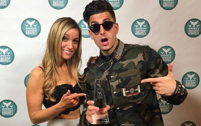 9. Jesse và Jeana: Tính đến tháng 5 vừa qua, kênh PrankvsPrank của cặp đôi đã thu hút hơn 10 triệu người theo dõi và 1,7 tỷ lượt xem nhờ những trò đùa hay tiểu phẩm hài hước, đáng yêu. Mặc dù đã tuyên bố chia tay, Jesse and Jeana vẫn hợp tác để phát triển kênh YouTube của cả hai.