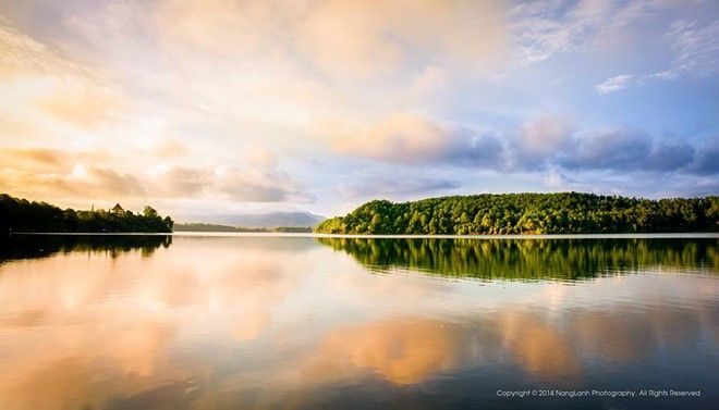 Có chuyện kể rằng, hồ mang tên T'nưng là tên một làng cổ trong huyền thoại. Làng T'nưng xưa kia trù phú, dân bản sống yên vui, hòa thuận. Bỗng một hôm núi lửa ập xuống vùi lấp làng. Những người sống sót khóc thương làng mình và người thân mãi không nguôi, nước mắt chảy thành hồ, hồ giữ lại tên T'nưng như một kỷ niệm về buôn làng. 