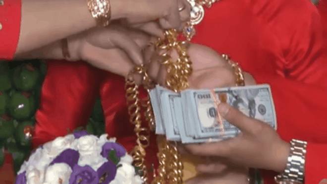 Các đại gia thi nhau trao tiền vàng cho con trong ngày cưới gây sốc Ảnh 2