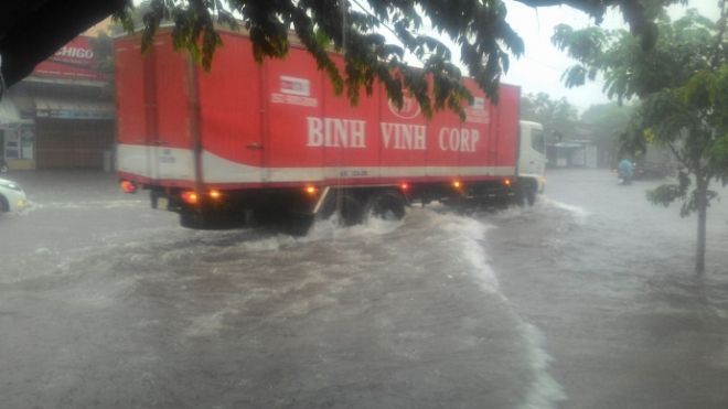 Đường phố Đà Nẵng hóa thành sông chỉ sau vài giờ mưa lớn do bị ảnh hưởng bởi áp thấp nhiệt đới có thể mạnh lên thành bão.