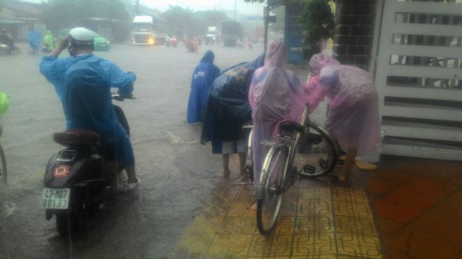 Nhiều xe chết máy giữa đường.