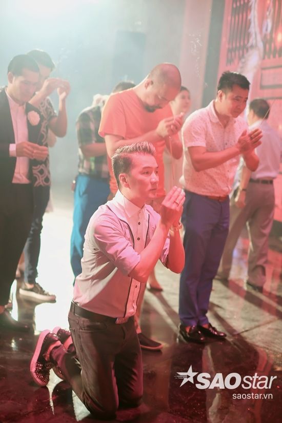 Nam ca sĩ quỳ gối dâng hương lên Tổ nghiệp.