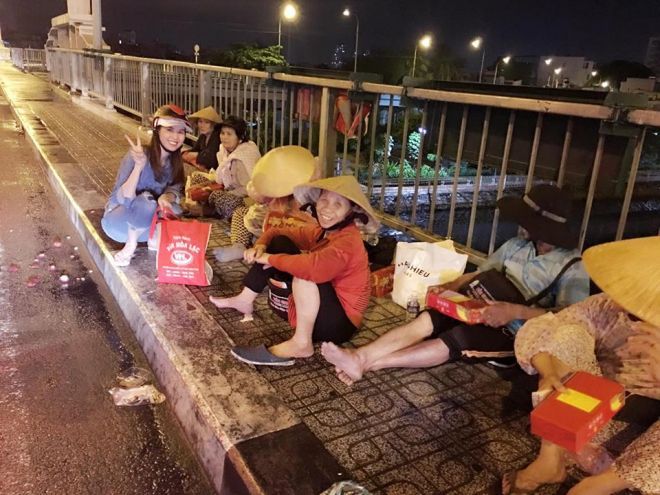 Đến đâu cô cũng tươi cười, lễ pháp chào hỏi mọi người.