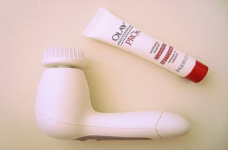 Ảnh 3. Máy rửa mặt sẽ gây nhiều tác động lên da, nhất là khi bàn chải chà xát lên vùng nổi mụn hoặc trầy xước