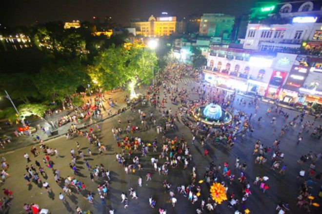 Không gian đi bộ hồ Gươm được cho là ít các hoạt động văn hóa nghệ thuật và dịch vụ phục vụ nhu cầu người dân và du khách. Ảnh: Ngọc Thành.