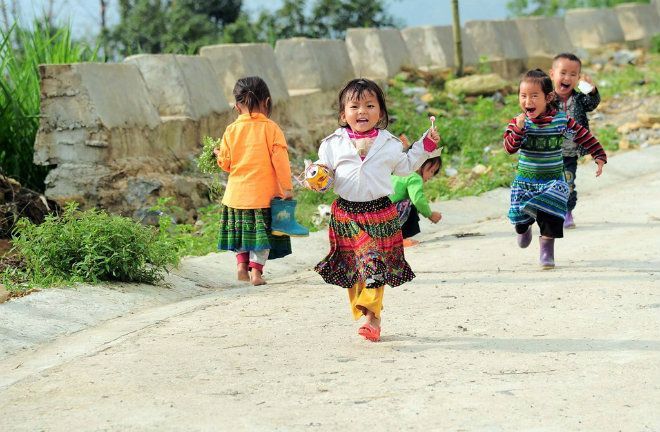 Lớn thêm chút nữa, chúng tụ tập nhau lại chơi những trò rất hồn nhiên. Đây là những em nhỏ trường mầm non Y Tý với trò chơi “đổ dốc”.