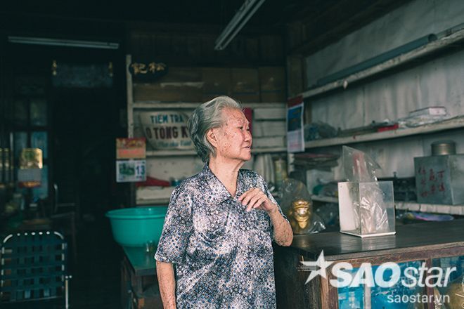 bà Kha Quyên năm nay đã ngoài 80 tuổi, là chủ nhân đời thứ 2 của tiệm trà Ô Tòng Ký nức tiếng một thời.