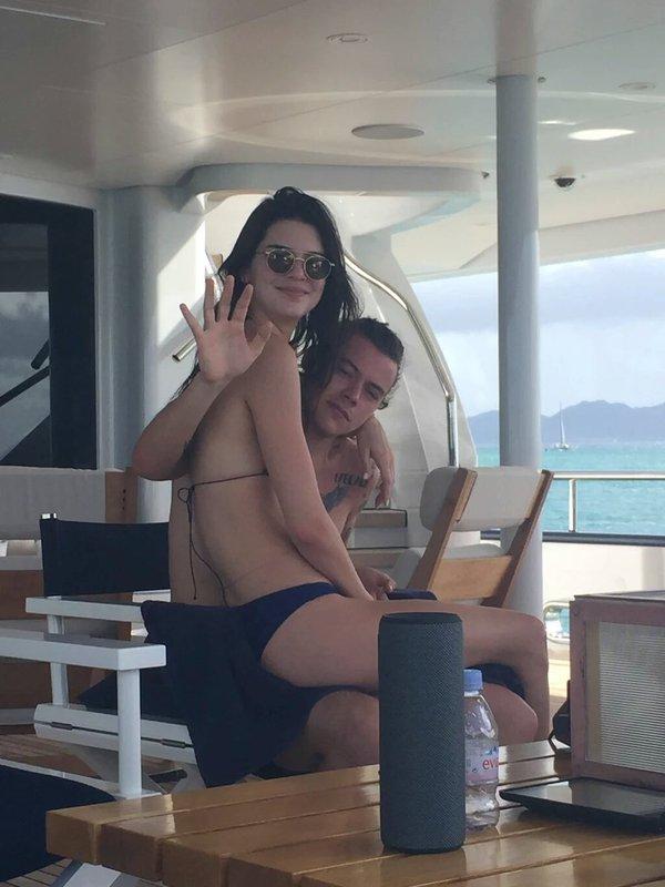 Những hình ảnh trong chuyến du lịch trước đó của cặp đôi.