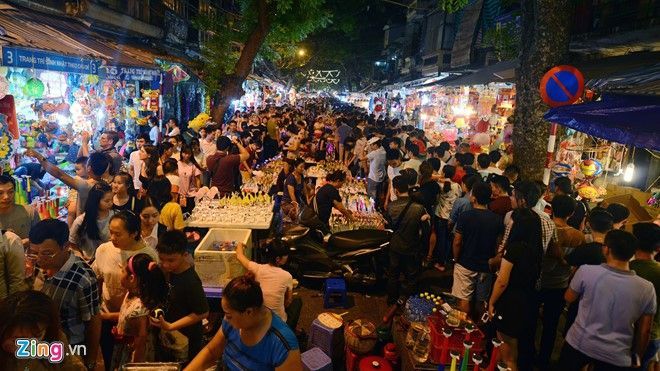 Phố Hàng Mã, Hàng Lược chật cứng người ngay từ 19h tối. Người bán đồ chơi bày hàng ra giữa đường cố gắng bán nốt trong đêm cuối cùng.