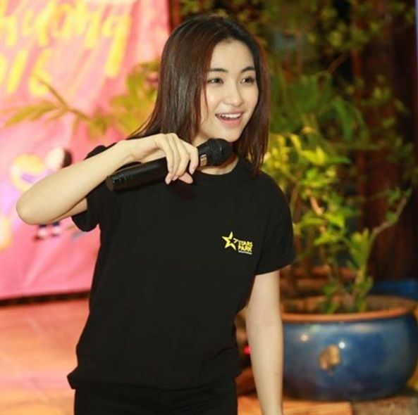 Tuy nhiên hiện tại người hâm mộ không còn thấy bóng dáng kỉ vật tình yêu của Công Phượng trên tay Hòa Minzy.