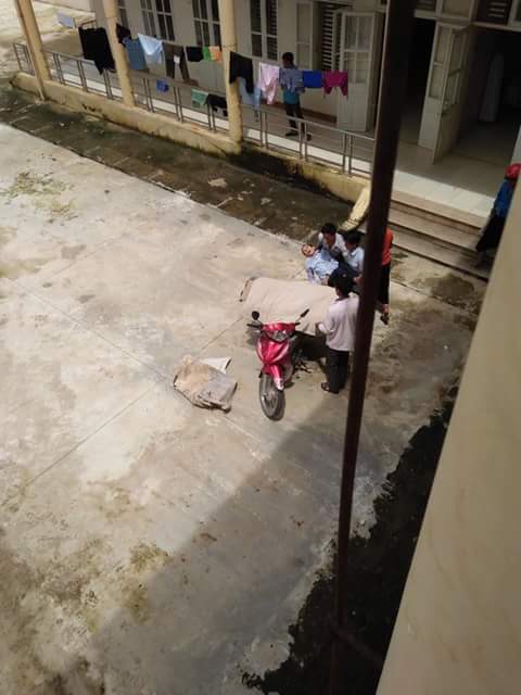 Thi thể nạn nhân được người nhà bế ra để cuốn chiếu, chở xe máy mang về an táng.