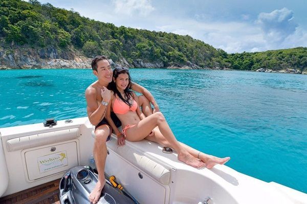 Cha mẹ của 3 anh em là cặp sao nổi tiếng Thái Lan - nam ca sĩ Jetrin Wattanasin và nữ diễn viên kiêm người mẫu Kejmanee "Pin" Pichaironnarongsongkhram. Cặp đôi kết hôn năm 2001 và có 3 "hoàng tử" là Jaonaay Jinjet, Jaokhun Jakkapat và Jaosmut Jak.