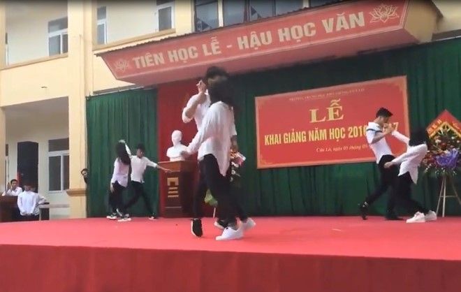 Tiết mục nhảy hiện đại gây nhiều tranh cãi của học sinh trường THPT Cửa Lò, Nghệ An.Ảnh cắt từ clip.