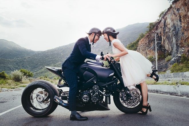 Bộ ảnh cưới tạo dáng bên siêu xe được thực hiện ở hai địa điểm chính là Vĩnh Hy, tỉnh Ninh Thuận và Bãi Dài, TP Nha Trang, Khánh Hoà.