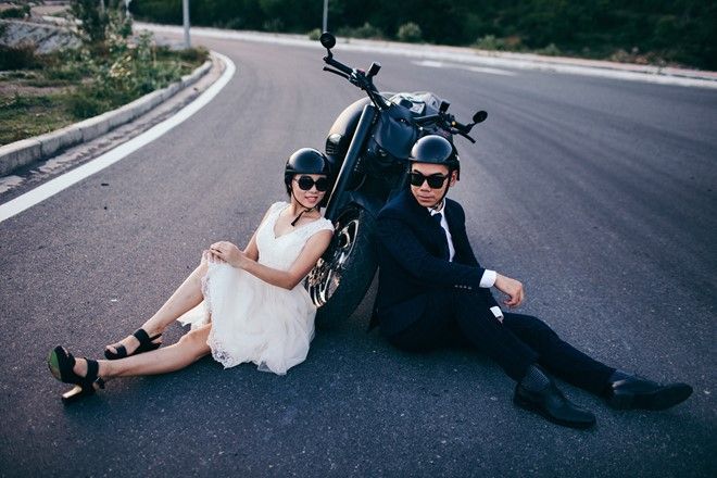 Phạm Đức (sinh năm 1990) và Thu Thảo (sinh năm 1993), cùng sống tại Hà Nội. Đôi trẻ yêu thích xe phân khối lớn nên đã quyết định thực hiện bộ ảnh cưới bên môtô.