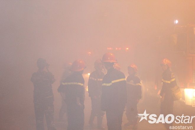 Các chiến sĩ PCCC đã phải làm việc cật lực để chế ngự đám cháy