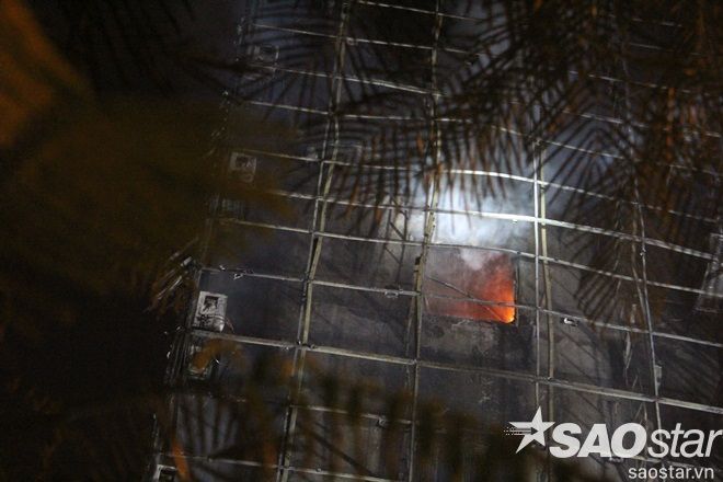 Những tàn dư của đám cháy vẫn âm ỉ mãi không dứt