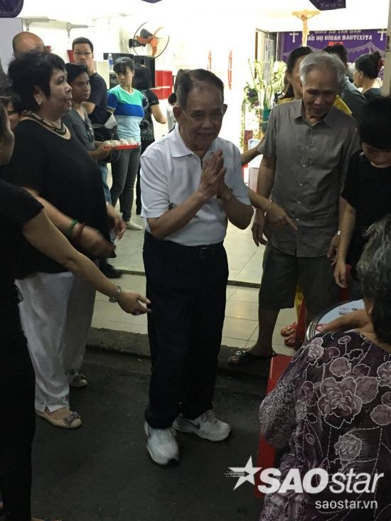 Ông chắp tay cảm ơn sự giúp đỡ của gia đình, hàng xóm.