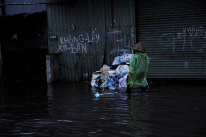 Tại đây nước ngập lên cả vỉa hè, tràn vào nhà dân.