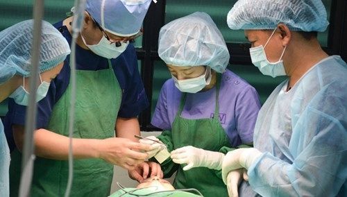 Ảnh 4. Mỗi năm, thẩm mỹ viện JW Hàn Quốc tiếp nhận hàng chục ca tai biến do bệnh nhân phẫu thuật tại những cơ sở thẩm mỹ “chui”, không đảm bảo về tay nghề bác sĩ và nguồn gốc của các mĩ phẩm, dược liệu. 