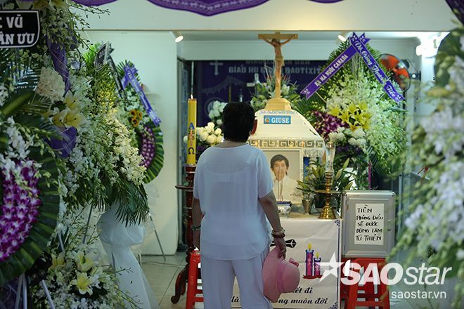 Mẹ nuôi Minh Thuận thẫn thờ nhìn di ảnh con trai.