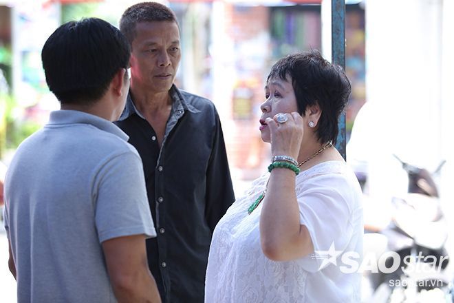 Những ngày Minh Thuận nằm viện, bà luôn bên cạnh chăm sóc con trai.