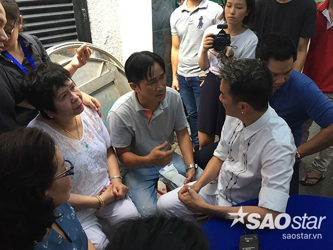 Không quên trao tặng số tiền 300 triệu đồng cho gia đình Minh Thuận.