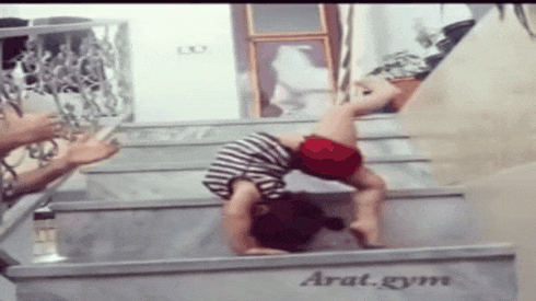 Bé 2 tuổi đáng yêu gây choáng với các động tác Gym siêu khó Ảnh 2