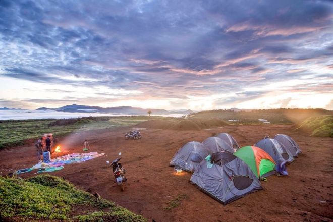 Cắm trại qua đêm, tận hưởng không khí trong lành, hòa mình vào thiên nhiên là những trải nghiệm được giới trẻ lựa chọn ngày càng nhiều khi đến đây.