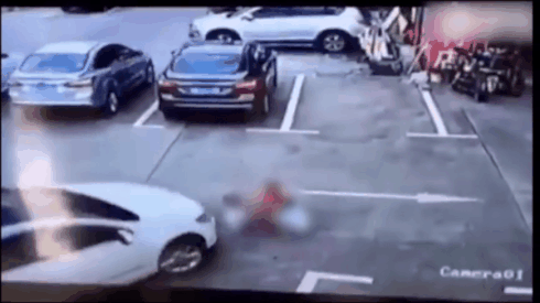 Clip tai nạn kinh hoàng sau sẽ khiến bạn không bao giờ nữa dám dùng điện thoại khi lái xe Ảnh 2