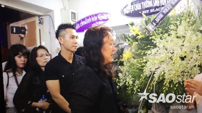 Anh nghẹn ngào bật khóc, không tin vào mắt mình rằng Minh Thuận đã ra đi mãi mãi.