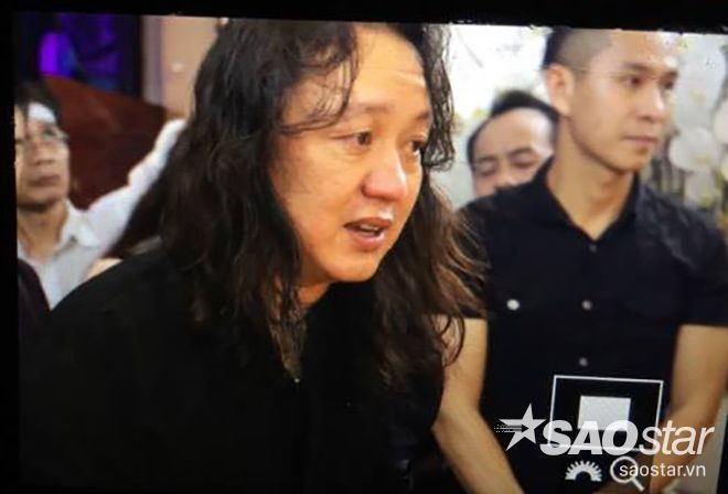 Nhật Hào vội vã đi vào chào người bạn thân Minh Thuận.