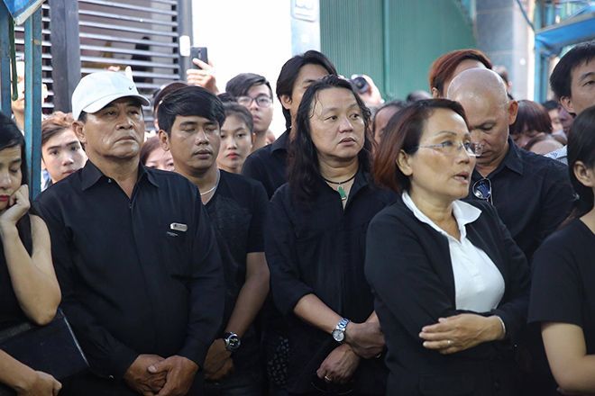 Nhật Hào thẫn thờ trườ giờ an táng Minh Thuận.